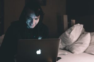Advantages of Gaming Online vs. In-Person