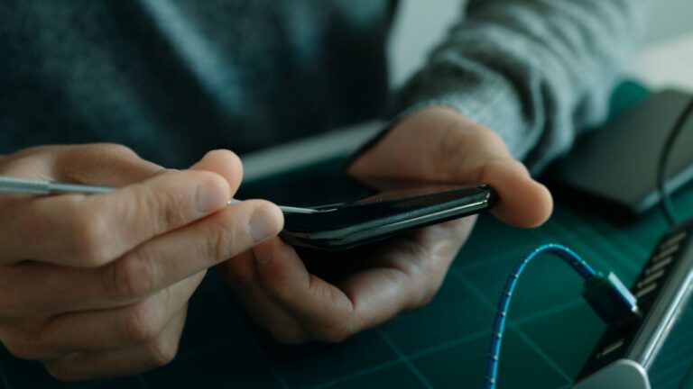 How to Clean the Sticky Side of a Screen Protector